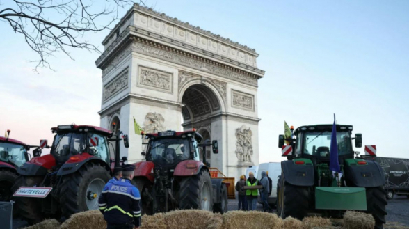 Фермеры перегородили тюками сена пути к Триумфальной арке в Париже